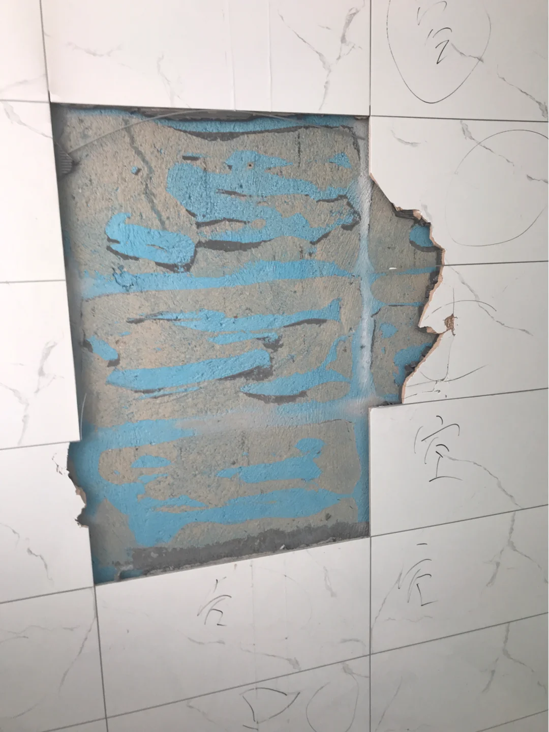 家里厨房墙砖裂了空鼓怎么回事(家里厨房墙砖裂了空鼓怎么回事视频)